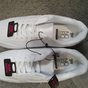 Size 9 platform sneaker by No Boundaries brand new